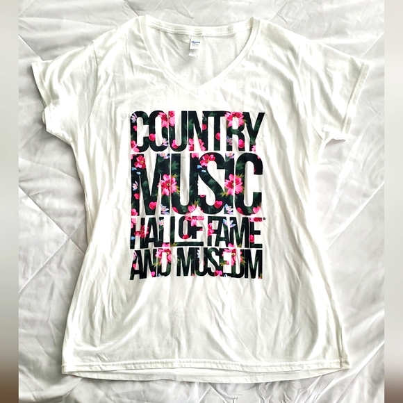 NWOT Ladies Country Music Hall of Fame short Sleeve V-neck Tee - Picture 1 of 5